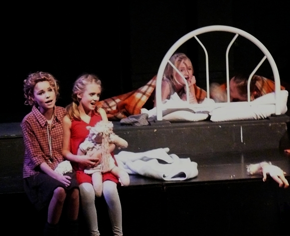 Scènefoto uir de musical Annie, gespeeld door Da Capo in Schagen o.l.v. Joke van Tol